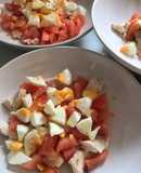 Ensalada fresquita de pollo asado,tomate y huevo. Aliño de Vidalim Kids 😋😋😋