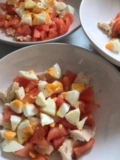 Una foto de Ensalada fresquita de pollo asado,tomate y huevo. Aliño de Vidalim Kids 😋😋😋