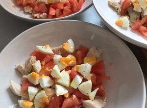 Una foto de Ensalada fresquita de pollo asado,tomate y huevo. Aliño de Vidalim Kids 😋😋😋