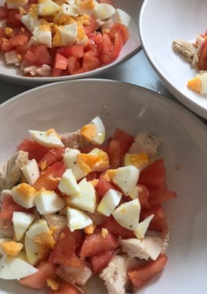 Una foto de Ensalada fresquita de pollo asado,tomate y huevo. Aliño de Vidalim Kids 😋😋😋