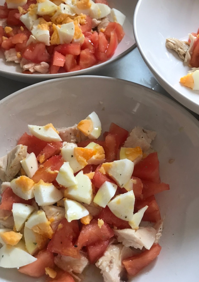 Una foto de Ensalada fresquita de pollo asado,tomate y huevo. Aliño de Vidalim Kids 😋😋😋