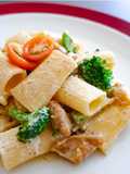 Rigatoni ayam brokoli dengan saus bawang putih