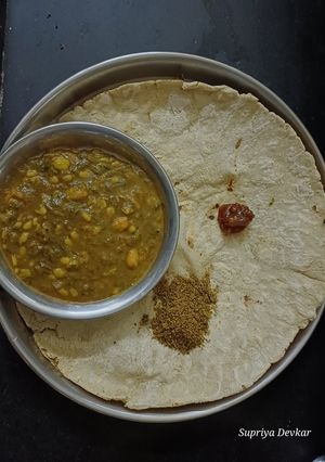 A picture of Rustic Bathua Saag with sorghum bhakri.