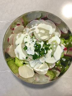 Una foto de Ensalada de pepino y rabanitos