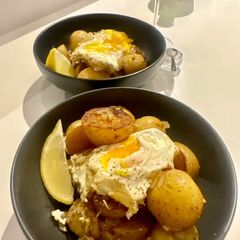 A picture of Huevos Rotos (Broken Eggs).