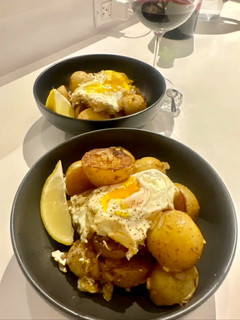 A picture of Huevos Rotos (Broken Eggs).