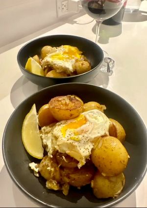 A picture of Huevos Rotos (Broken Eggs).