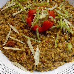 A picture of White lentils/Mash dal/Urad dal.