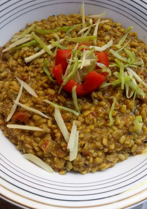 A picture of White lentils/Mash dal/Urad dal.
