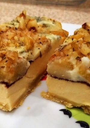 Zdjęcie przepisu Tarta z gruszkami i serem roquefort.