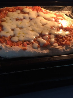 Una foto de Pizza casera súper fácil 😋😋