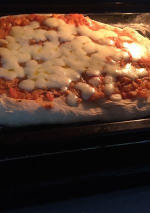 Una foto de Pizza casera súper fácil 😋😋