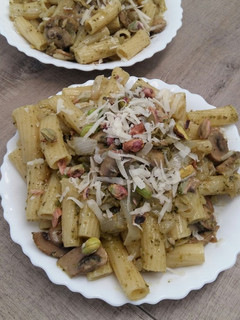 Una foto de Pasta al Pesto con Parmesano, champis, cebolla y pistachos🍝🍃