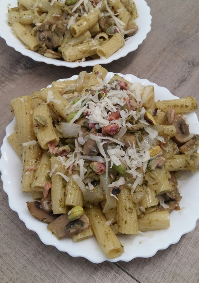 Una foto de Pasta al Pesto con Parmesano, champis, cebolla y pistachos🍝🍃
