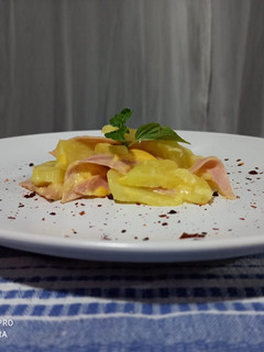 Una foto de Papas con queso derretido
