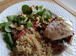 Foto principal de Idea de comida saludable:Ensalada de escalivada, con quinoa, boniato, setas y huevo poché