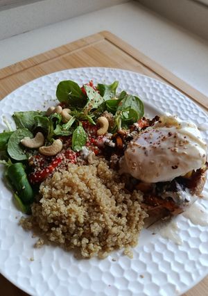 Una foto de Idea de comida saludable:Ensalada de escalivada, con quinoa, boniato, setas y huevo poché