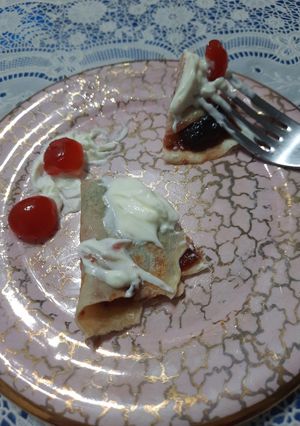 Una foto de Panqueque flambeado con mermelada de arándanos y yogurt
