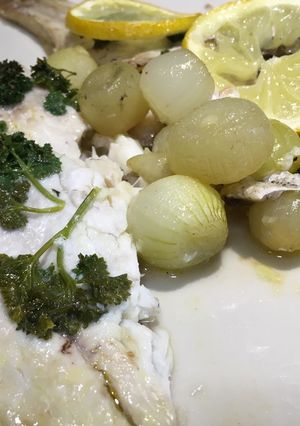 Una foto de Besugo con chalotas dulces a la hierbabuena