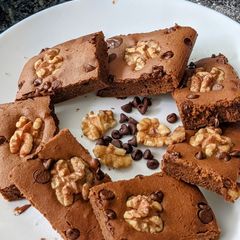 A picture of Walnut brownie cake.