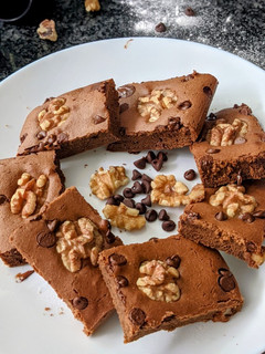 A picture of Walnut brownie cake.