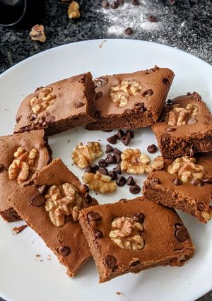 A picture of Walnut brownie cake.