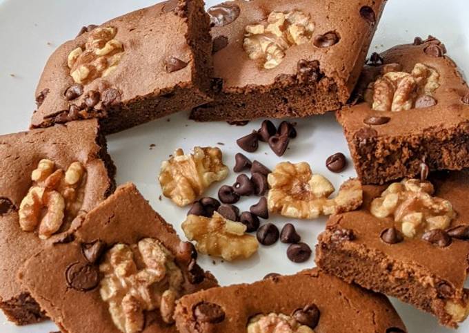 Eggless Dark Chocolate Walnut Brownie recipe in Hindi - Dark Chocolate  Brownie - Poonam's Kitchen - YouTube