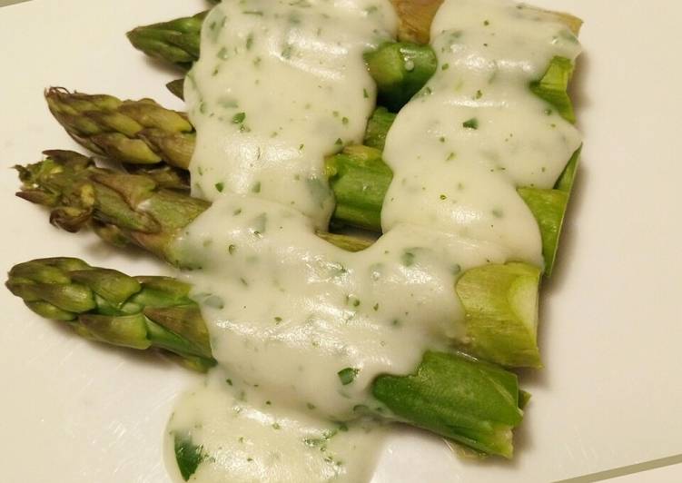 Steamed asparagus with fresh parsley sauce