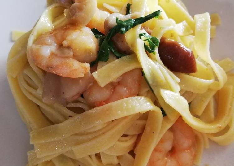 Step-by-Step Guide to Prepare Quick Tagliolini con gamberi, porcini e rucola 🦐🍄🥬