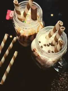 ચોકલેટ મિલ્કશેક એન્ડ કીટકેટ મિલ્કશેક (Chocolate Milkshake & kitket milkshake recipe in Gujarati) રેસીપી મુખ્ય ફોટો