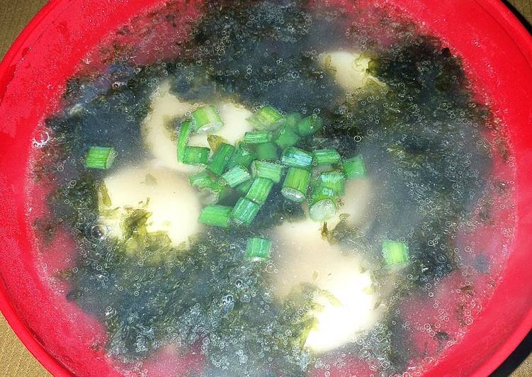 Langkah Mudah untuk Menyiapkan Simple Seaweed Soup (미역국)(Miyeok Guk) yang Lezat Sekali