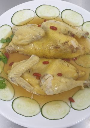 A picture of Chinese Herbs Chicken 药材鸡.