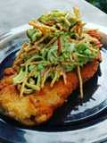 Milanesa de pollo con topping de ensalada de Cangrejo