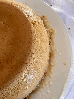 Una foto de FLAN DE COCO con crema de chocolate (sin lácteos)