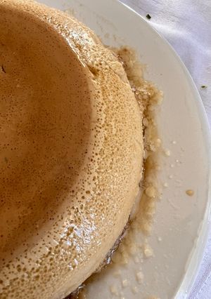Una foto de FLAN DE COCO con crema de chocolate (sin lácteos)