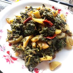 A picture of Palak saag aur aloo ki bhaji.