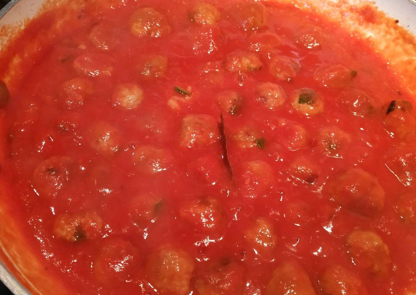 Shoot with meatballs with zucchini