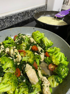 Una foto de Salteado de verduras y pollo