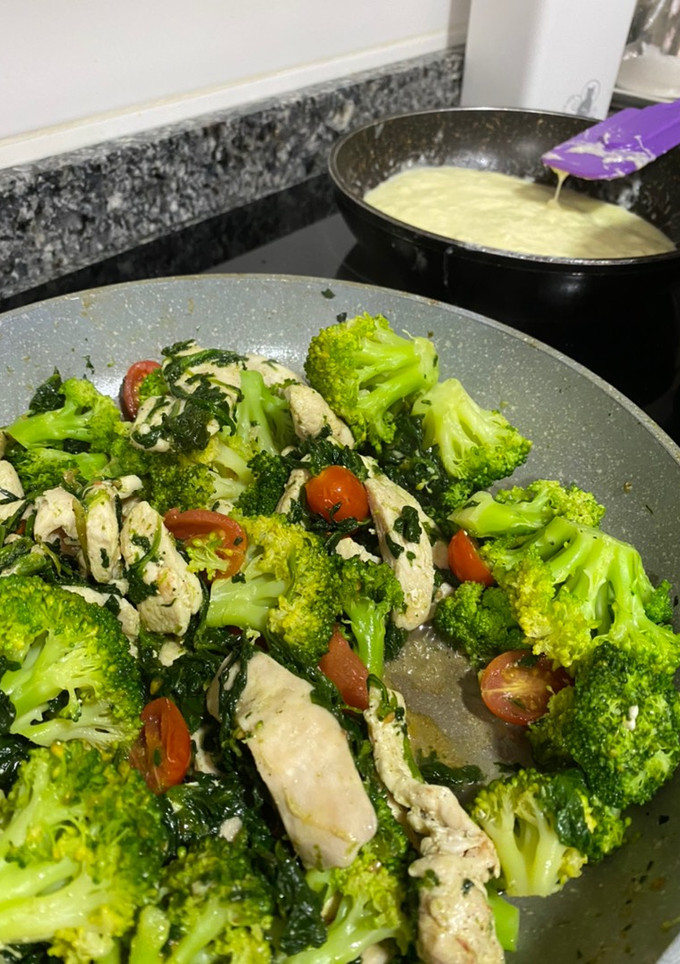 Una foto de Salteado de verduras y pollo