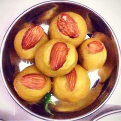 A picture of Besan laddoo.