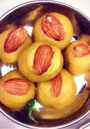 A picture of Besan laddoo.