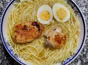 Una foto de ramen de pollo