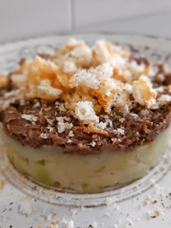 Una foto de Trinxat con carrilleras y merengue de parmesano crujiente