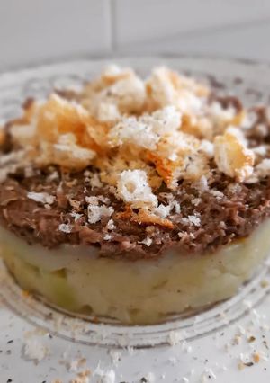 Una foto de Trinxat con carrilleras y merengue de parmesano crujiente