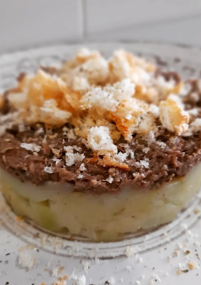 Una foto de Trinxat con carrilleras y merengue de parmesano crujiente