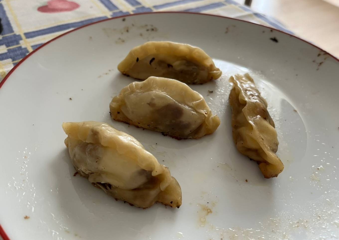 Gyozas de cebolla caramelizada, carrilleras y queso de cabra