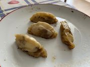 Una foto de queso de cabra con cebolla caramelizada