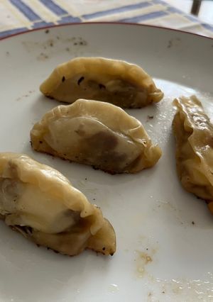 Una foto de Gyozas de cebolla caramelizada, carrilleras y queso de cabra