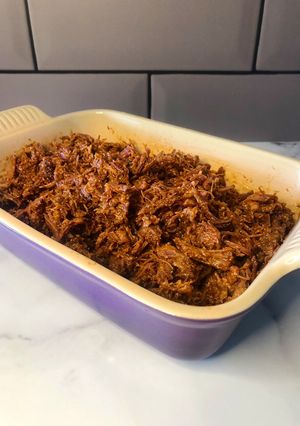 Una foto de Pulled pork barbecue al horno (cerdo desmenuzado estilo gringo)