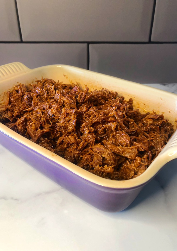 Una foto de Pulled pork barbecue al horno (cerdo desmenuzado estilo gringo)